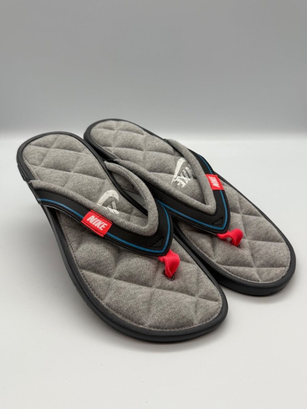 Nike Woman Flip-Flops Quilted Comfort Footbed Athleisure Size 8 Black/Gray Read